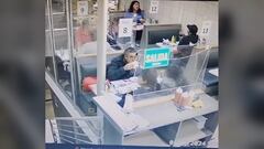 Una mujer se indigna al ver que tratan mal a un garzón en Viña y hace esto con su completo: el viral del día en Chile