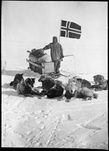 El 14 de diciembre de 1911, Roald Amundsen y su expedición, a 23 grados bajo cero, se convertían en los primeros en conquistar el Polo Sur.