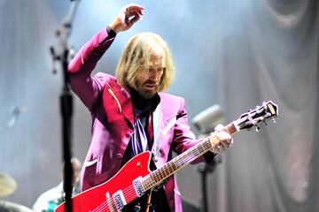 El mítico Super Bowl 42, en el que los Gigantes, y la atrapada de David Tyree, estropearon la temporada perfecta de los Patriots, contó con la solemne participación del recientemente fallecido Tom Petty, quien encandiló a los aficionados con sus clásicos, como "American Girl", "I Won't Back Down" y "Free Fallin'". 