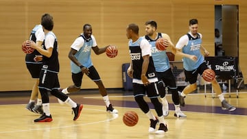 El Madrid defiende el liderato ante un Barcelona ya eliminado
