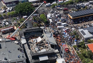 Personal de emergencia buscan sobrevivientes en la discoteca Jet Set tras el derrumbe del techo durante un concierto de merengue en Santo Domingo, República Dominicana.