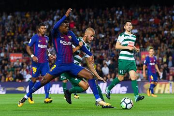 Alejandro Gálvez y Nelson Semedo en la jugada del penalti que transformó Messi .