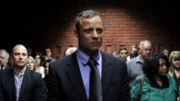 Carl Pistorius, a la izquierda de Oscar en el juicio del atleta paral&iacute;mpico.