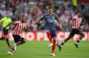 Ben White controla un balón frente al Brentford