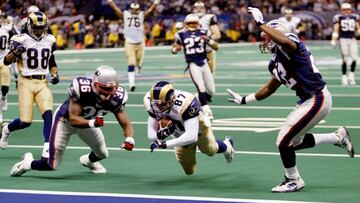 St. Louis Rams&#039; Ricky Proehl (C) dives into the end zone to score late in the fourth quarter and tie the game against the New England Patriots in Super Bowl XXXVI, in New Orleans February 3, 2002. The Patriots kicked a last second field goal to defeat the Rams 20-17.   REUTERS/Shaun Best