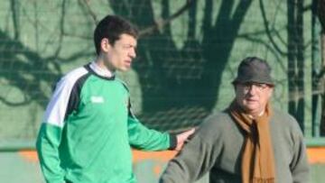 <b>CHARLA CON EL AGENTE. </b>Osmar y Fermín Gutiérrez, ayer.