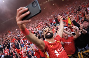 Los Reds celebran el t¨ªtulo n¨²mero 20 de liga tras golear al Tottenham 5-1 en el estadio de Anfield. En la imagen, Mohamed Salah realizando un selfie.