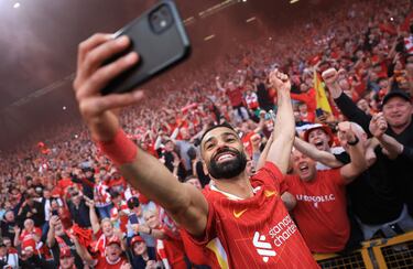 Los Reds celebran el título número 20 de liga tras golear al Tottenham 5-1 en el estadio de Anfield. En la imagen, Mohamed Salah realizando un selfie.