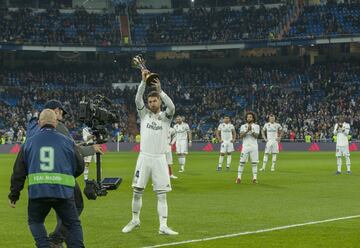 Sergio Ramos ofrece al Bernabéu la Copa del Mundial de Clubes 