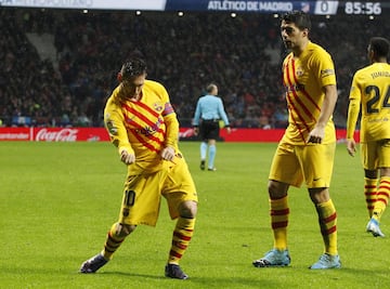 0-1. Leo Messi celebró el primer gol.