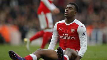Arsenal&#039;s Alex Iwobi looks dejected after missing a chance