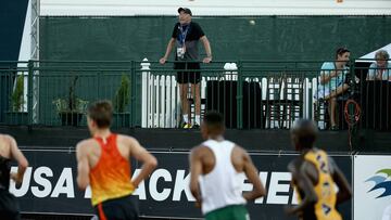 Alberto Salazar supervisa una carrera de 10.000 metros en Estados Unidos.