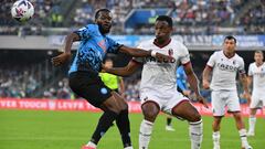 Napoli's French midfielder Tanguy Ndombele (L) and Bologna's Colombian defender Jhon Lucumi go for the ball during the Italian Serie A footbal match between Napoli and Bologna on October 16, 2022 at the Diego-Maradona stadium in Naples. (Photo by Tiziana FABI / AFP)