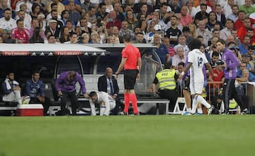 Carvajal se pone las botas mientras sale Marcelo.