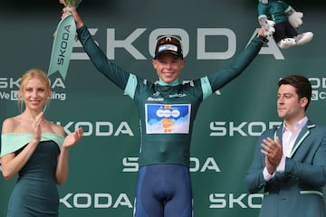 Frank Van Den Broek celebra en el podio su segundo puesto, que le vale para vestirse el maillot verde de la regularidad en el Tour de Francia.