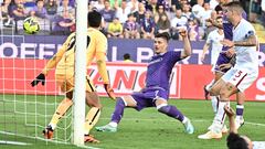 Jovic marca el primer gol de la Fiorentina ante la Roma.