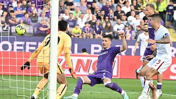 Jovic marca el primer gol de la Fiorentina ante la Roma.