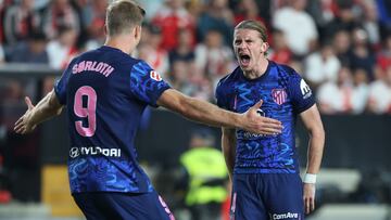Sorloth y Gallagher celebran el tanto del centrocampista inglés ante el Rayo Vallecano.