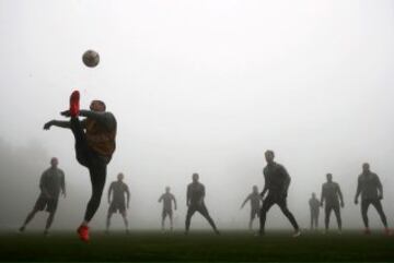 Una intensa niebla cubrí­a el entrenamiento del Mónaco previo al partido de Champions ante el Tottenham.