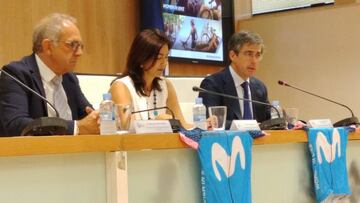El presidente de la RFEC José Luis López Cerrón, la secretaria de Estado para el Deporte María José Rienda y Rafael Fernández de Alarcón, de Telefónica, durante la presentación de la iniciativa 'Women in Bike'.