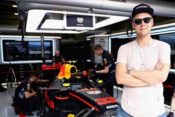 El famoso DJ neerlandés se acercó al circuito y posó junto al monoplaza de su compatriota Max Verstappen.