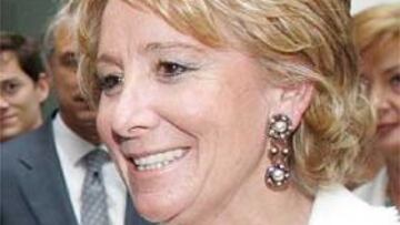 <b> LA PRESIDENTA CON EL GETAFE. </B> Esperanza Aguirre ha dado ánimos a los jugadores del Getafe ante su compromiso liguero frente al Barcelona.