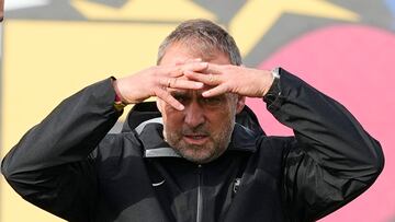 GRAFCAT1537. SANT JOAN DESPÍ (BARCELONA) (ESPAÑA), 02/12/2024.- El técnico alemán del FC Barcelona, Hansi Flick, durante el entrenamiento que realiza este lunes la plantilla barcelonista en la Ciudad Deportiva Joan Gamper para preparar el partido de liga que disputarán mañana ante el RCD Mallorca en el estadio de Son MoixEFE/ Alejandro García