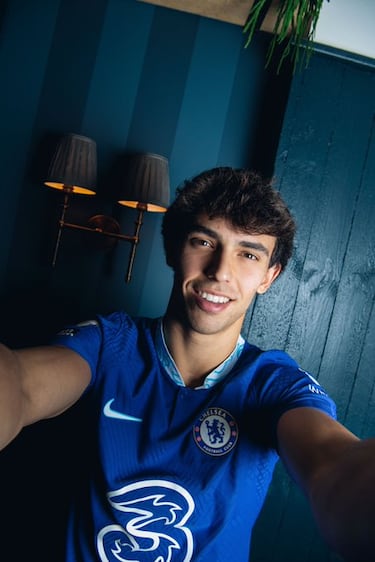 El joven delantero portugués se ha mostrado muy feliz en la sesión de fotos de su presentación como nuevo jugador del Chelsea.
