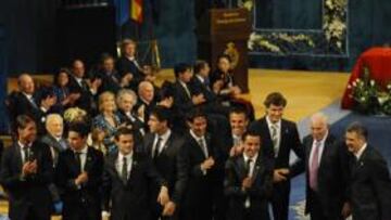 <b>OVACIONADOS. </b>Los campeones del mundo son aclamados en el Teatro Campoamor tras recibir su premio. Con ellos, Luis Aragonés y Ángel Villar.