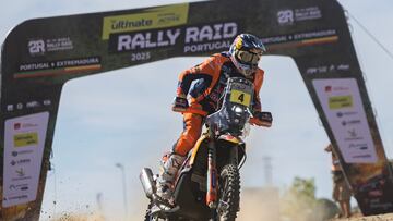 Daniel Sanders con la KTM durante el Rally de Portugal.