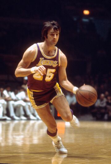 Gail Charles Goodrich Jr. estuvo nueve temporadas en los Lakers en dos etapas diferentes. El resultado fue un anillo y cinco participaciones en el All Star. Eclipsado por Baylor y West, fue un anotador de élite: 19 puntos de media y líder del equipo en tantos durante cuatro temporadas. Cinco veces All Star, fue incluido en el Hall of Fame en 1996.