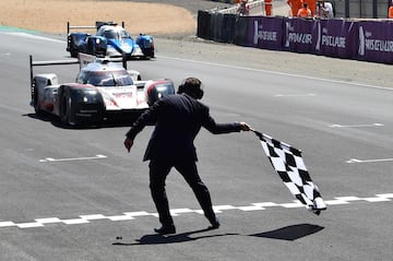 Timo Bernhard, Earl Bamber y Brendon Hartley se han proclamado vencedores de las 24 horas de Le Mans con el Porsche número dos