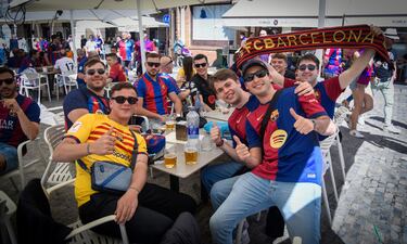 Aficionados del Barcelona y del Real Madrid disfrutan por las calles de Sevilla de las horas previas a la final de Copa. 