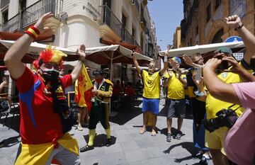 Las calles de Sevilla vibran con los seguidores españoles y suecos que verán esta noche el debut de sus selecciones.