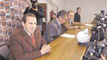 <b>YA ES DEL ZARAGOZA</b>. Víctor Muñoz se presentó ante los medios de comunicación y después dirigió su primer entrenamiento.