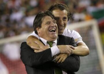 Miguel Herrera y Andrés Guardado festejan.