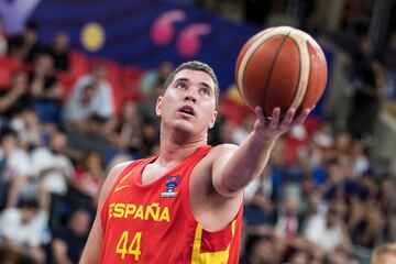 Otro de los jugadores de las Ventanas que dio el salto a la absoluta en el Eurobasket para quedarse. En Tiflis (Georgia) tuvo su momento y todo apunta a que será el alero de la Selección para el futuro. Ha crecido mucho en la última temporada, convirtiéndose en una de las claves del gran año del Joventut, lo que le ha permitido también dar el salto al Barça. Un jugador muy físico y con buena mano. 