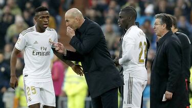 Vinicius recibe instrucciones de Zidane en el partido ante el Sevilla.