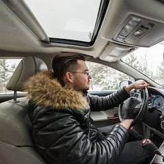 Advertencia de la DGT si llevas abrigo al conducir: puedes ser multado