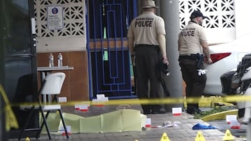 La polic&iacute;a de Miami-Dade trabaja en la escena de un tiroteo afuera de un sal&oacute;n de banquetes cerca de Hialeah, Florida, el domingo 30 de mayo de 2021. 