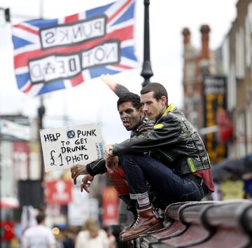 En el  barrio londinense de Camden Town, conocido por sus variopintas calles y reconditos callejones de ladrillo marron, se mezclan devoción por la música y el amor por el fútbol.