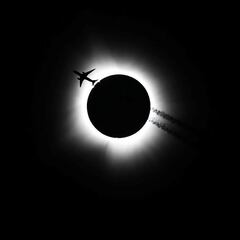 Vídeo: Así se ve y vive un eclipse solar total desde un avión