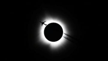 Vídeo: Así se ve y vive un eclipse solar total desde un avión