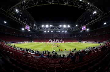 Panorámica del entrenamainto del conjunto madridista en el Johan Cruyff Arena.  