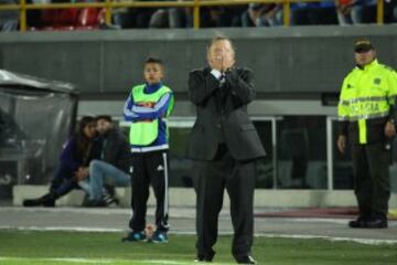 El técnico uruguayo vivió el clásico con mucha intensidad 