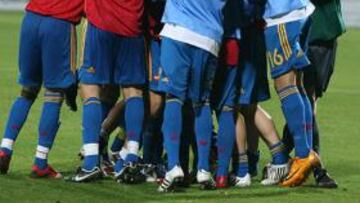 <b>UNA PIÑA. </b>El golazo de Ángel con la zurda desató la locura entre los jugadores de la Selección Sub-17, que jugará la final del Europeo.
