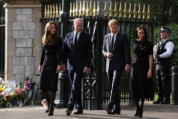 Guillermo, Kate, Harry y Megan salen del castillo de Windsor para ver el homenaje floral de los ingleses a la Reina Isabel.