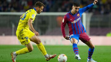 18 April 2022, Spain, Barcelona: Barcelona&#039;s Ferran Torres (R) and Cadiz&#039;s Raul Parra battle for the ball during the Spanish Primera Division soccer match between FC Barcelona and Cadiz CF at Camp Nou. Photo: Gerard Franco/DAX via ZUMA Press Wir