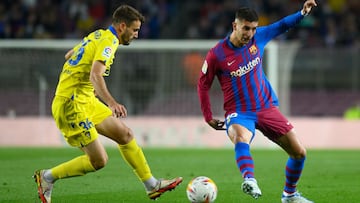 Raúl Parra, uno de los canteranos del Cádiz, midiéndose al FC Barcelona.