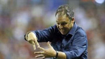 El entrenador del Levante, Joaqu&iacute;n Caparr&oacute;s, da instrucciones a sus jugadores.